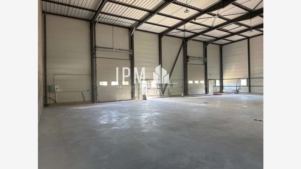 A louer entrepôt 400m² Brignoles ZA Nicopolis