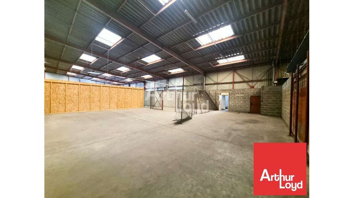 A louer entrepôt 400m² Poitiers Zone République