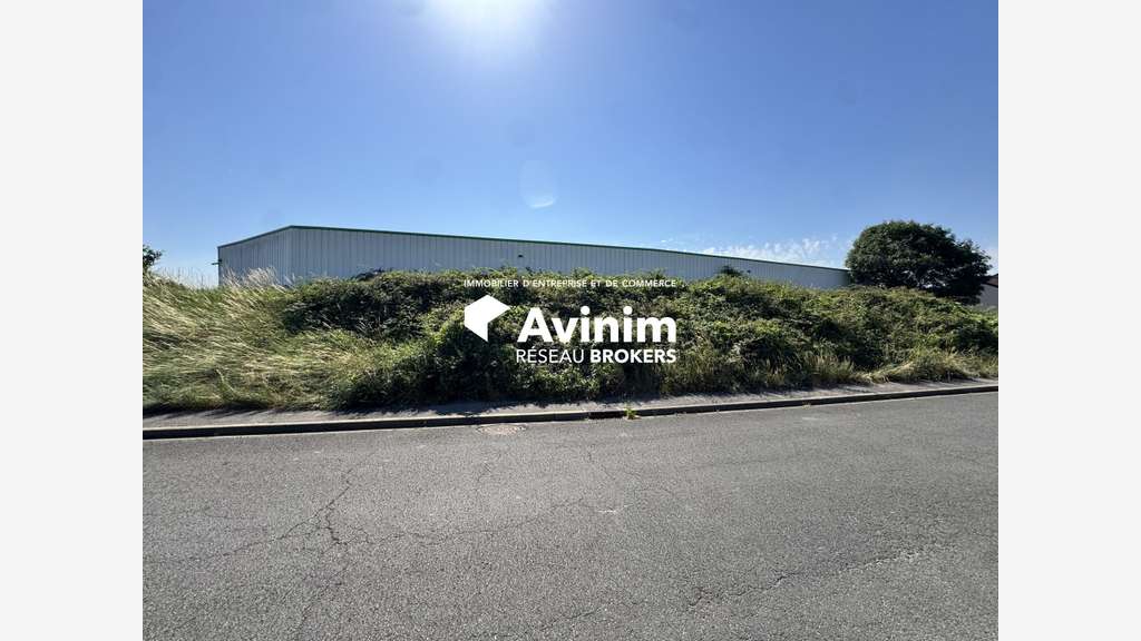 A louer entrepôt 2200m² à La Ville-du-Bois