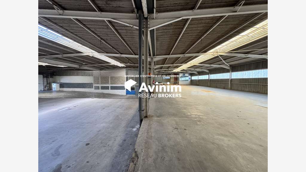 A louer entrepôt 2200m² à La Ville-du-Bois