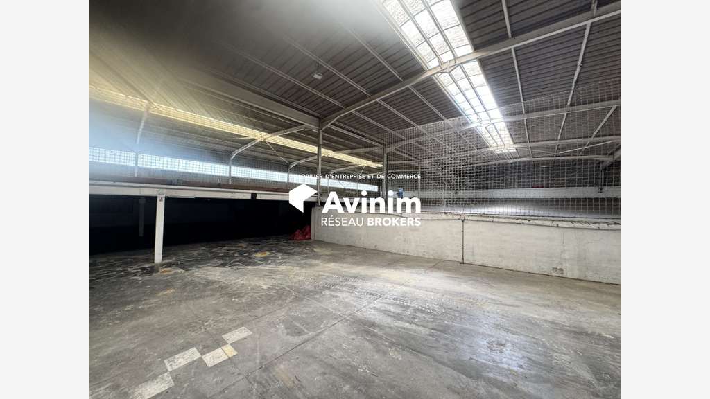 A louer entrepôt 2200m² à La Ville-du-Bois