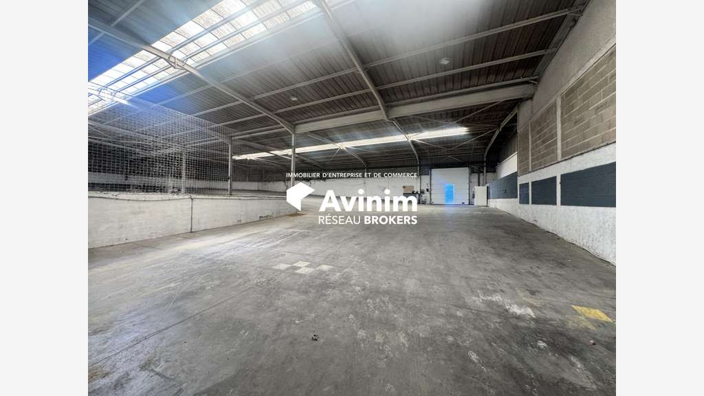 A louer entrepôt 2200m² à La Ville-du-Bois