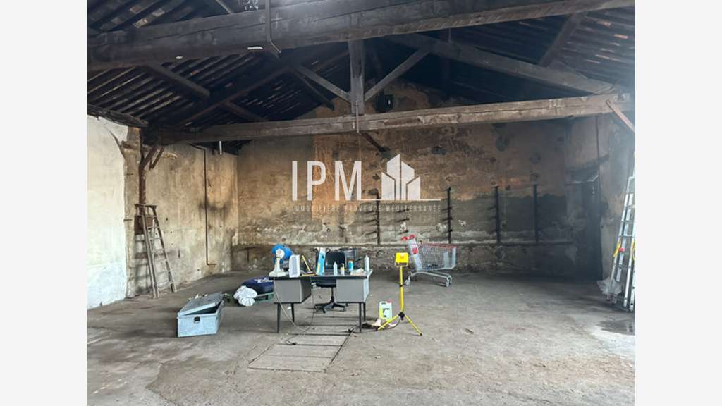 A louer entrepôt 105m² axe stratégique à Aubagne