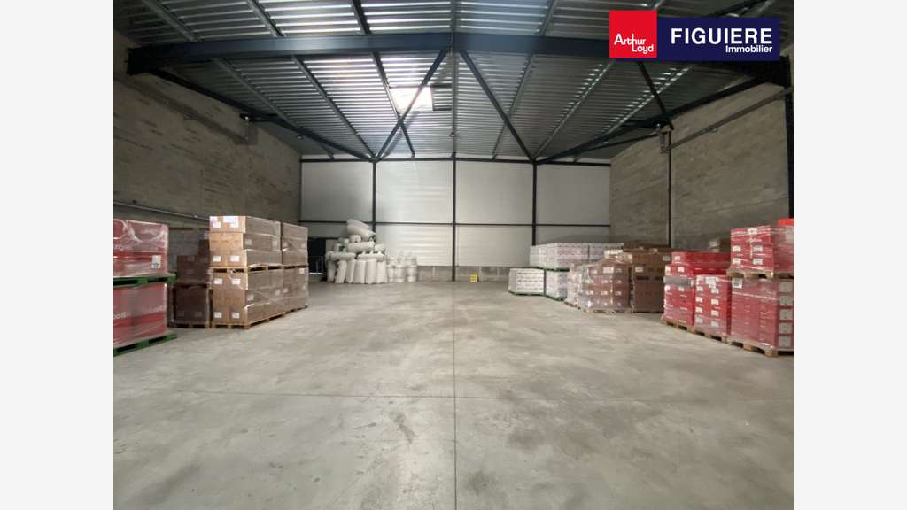 Loue entrepôt et bureaux récents 595m² Aix en Pce