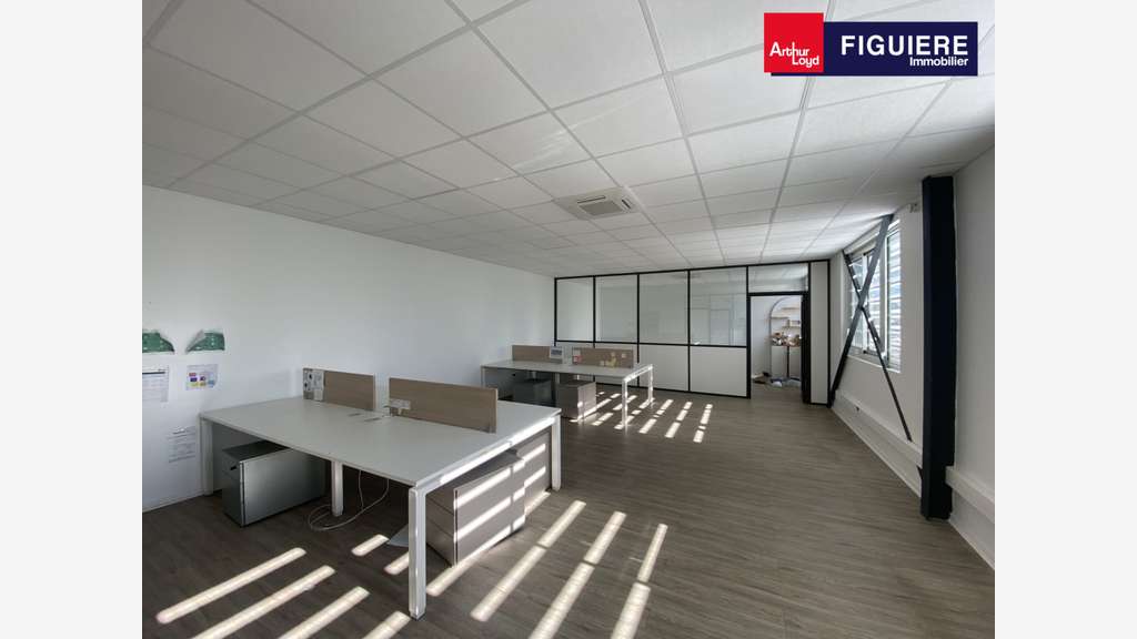 Loue entrepôt et bureaux récents 595m² Aix en Pce
