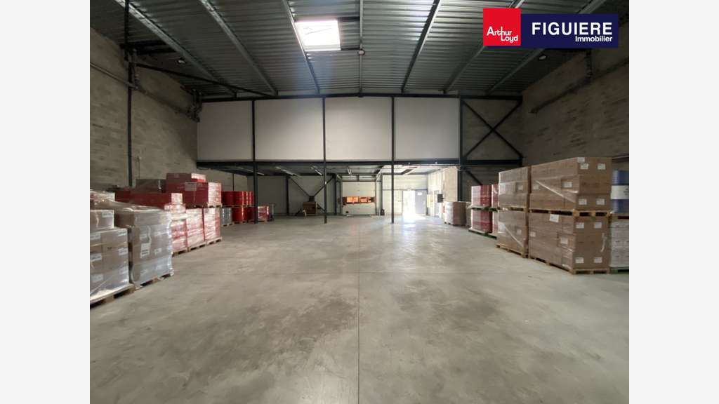 Loue entrepôt et bureaux récents 595m² Aix en Pce