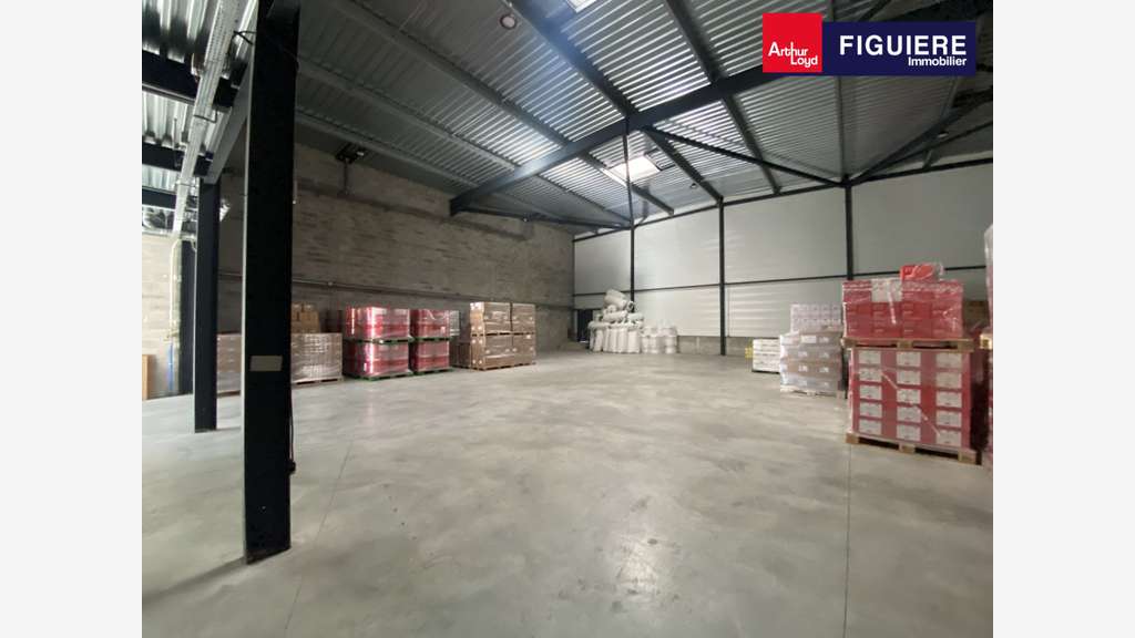 Loue entrepôt et bureaux récents 595m² Aix en Pce