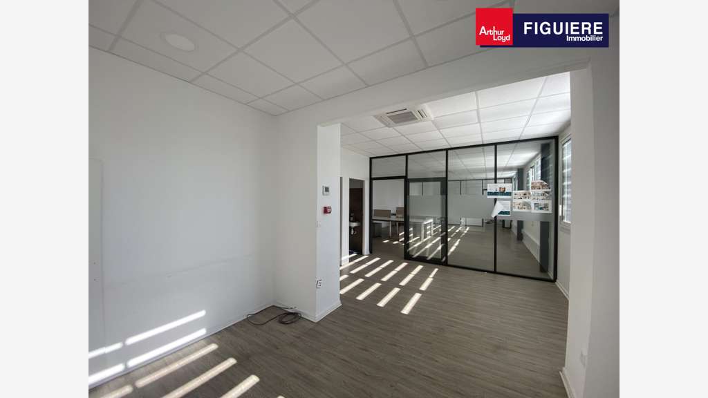 Loue entrepôt et bureaux récents 595m² Aix en Pce