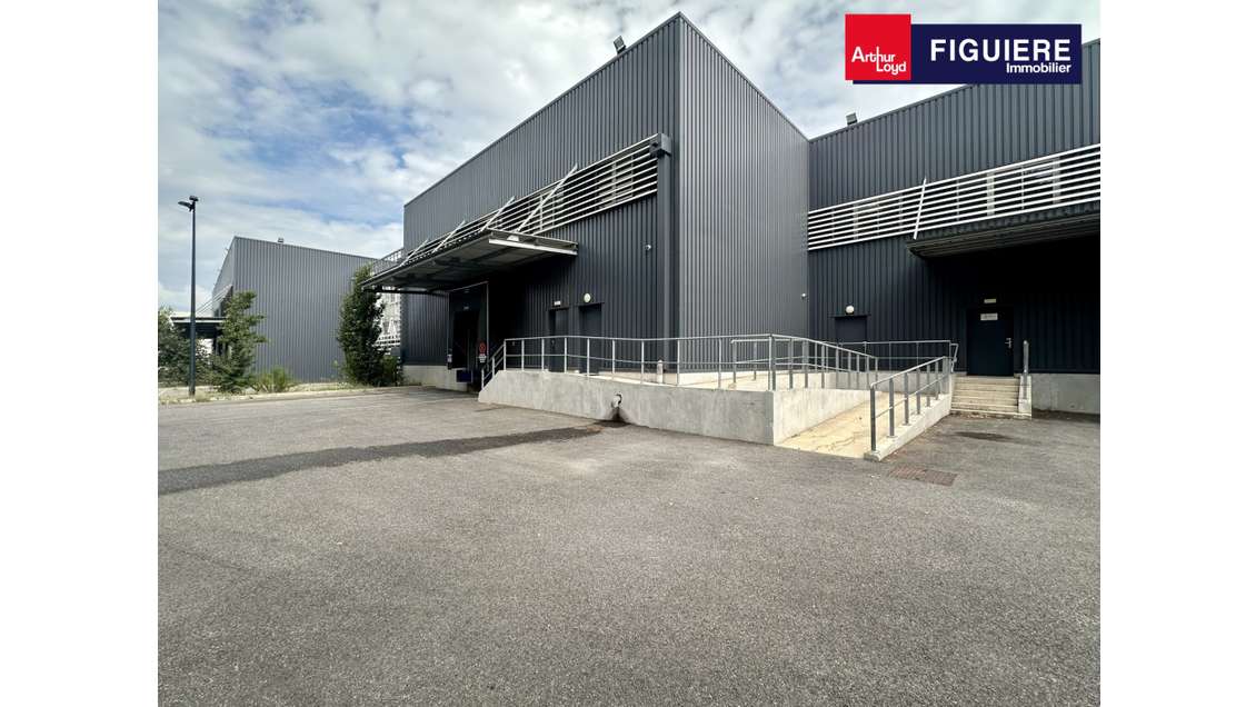 Loue entrepôt et bureaux récents 595m² Aix en Pce