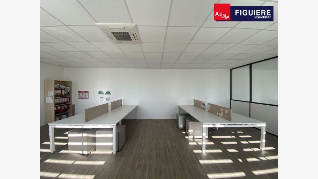 Loue entrepôt et bureaux récents 595m² Aix en Pce