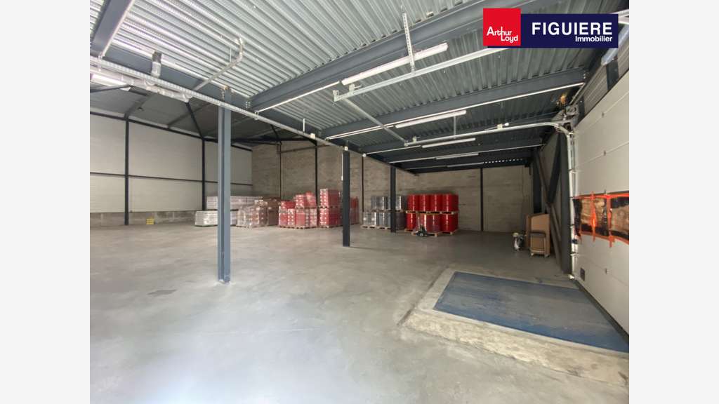 Loue entrepôt et bureaux récents 595m² Aix en Pce