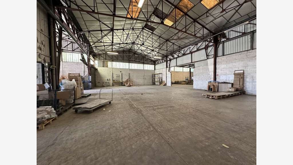 À louer entrepôt 3018m² ZA Fontcouverte à Avignon