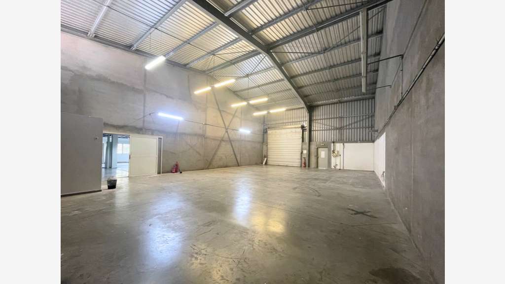 A louer petit entrepôt 192m² à Baie-Mahault Jarry