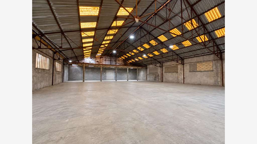 A louer entrepôt 700m² à Béville le Comte