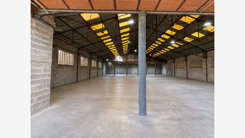 A louer entrepôt 700m² à Béville le Comte