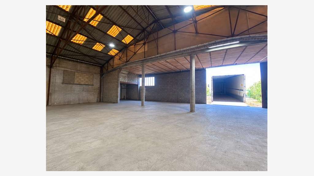 A louer entrepôt 700m² à Béville le Comte
