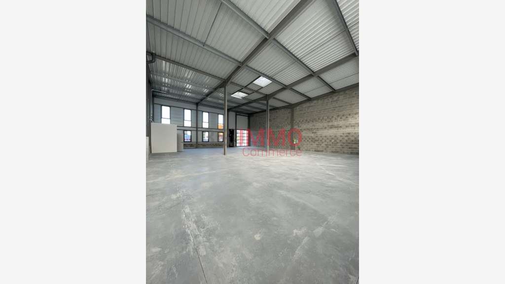 A louer entrepôt neuf 1360m² à Chauray