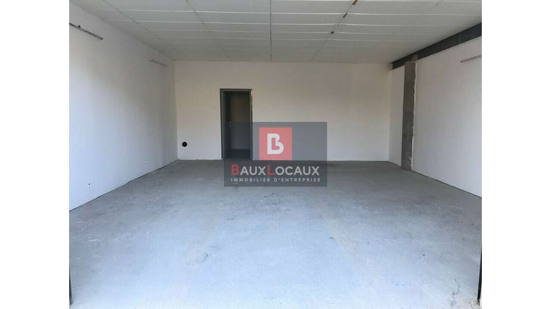 Location entrepôt + bureau de 246m² à Salon de Pce