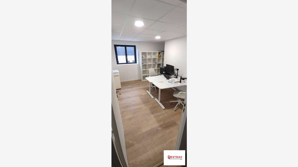 Entrepôt bureaux 169m² à louer à Villenave-d'Ornon