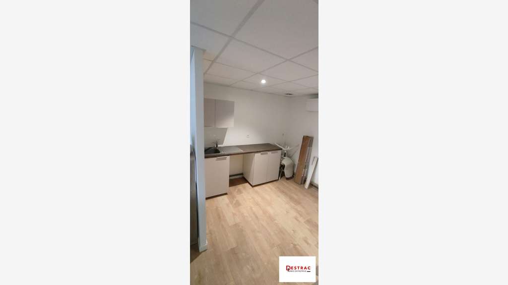 Entrepôt bureaux 169m² à louer à Villenave-d'Ornon