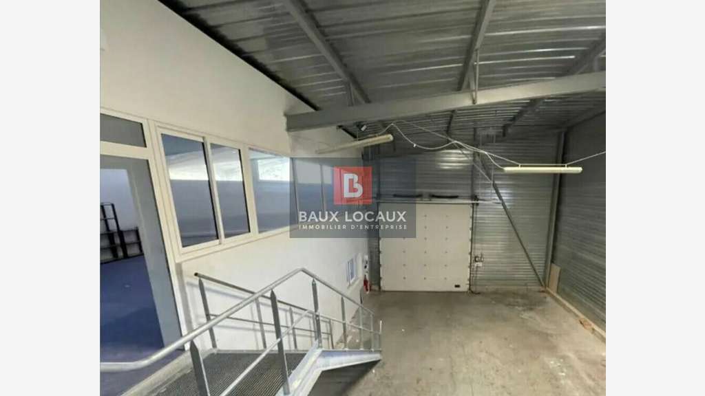 A louer entrepôt bureaux de 475m² à Marguerittes