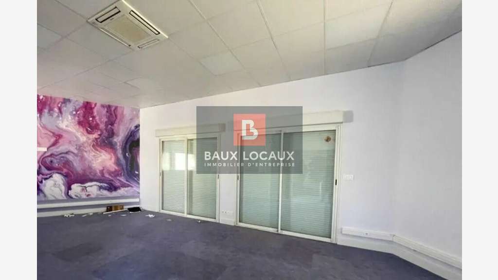 A louer entrepôt bureaux de 475m² à Marguerittes