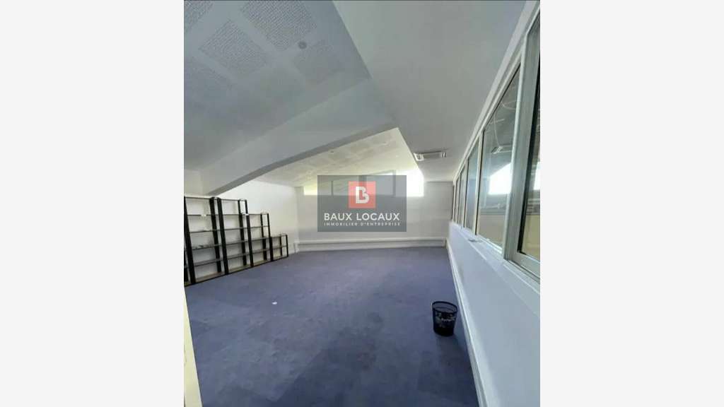 A louer entrepôt bureaux de 475m² à Marguerittes