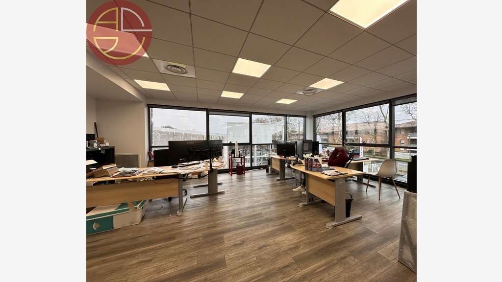 Location entrepôt bureaux de 700m² à Tournefeuiile