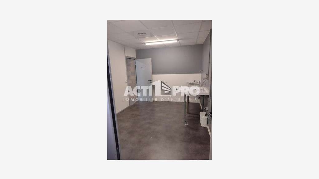 À louer entrepôt+bureaux 200m² à Perpignan