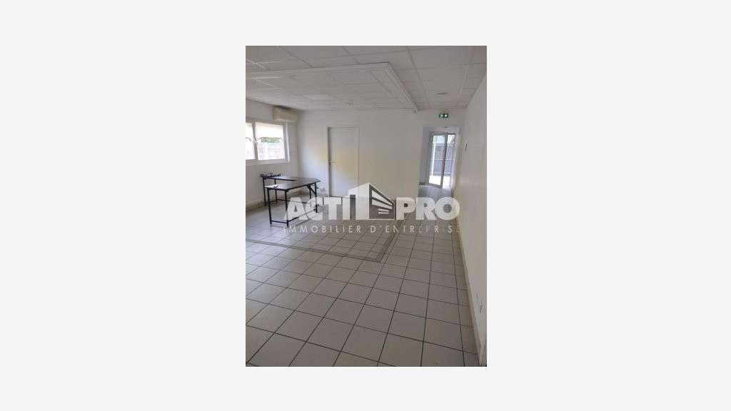 À louer entrepôt+bureaux 200m² à Perpignan