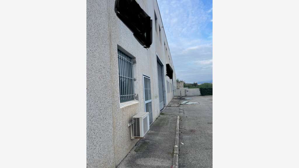 A louer local d'activité 1247m² ZA à Saint-Jeannet