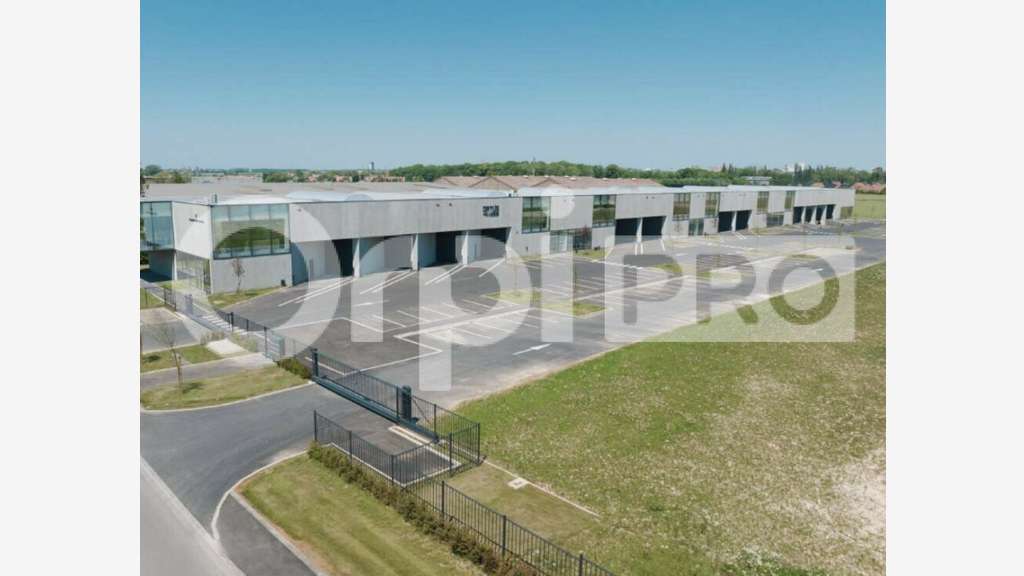 Entrepôt 987m² à louer ZI stratégique de Carvin