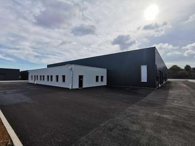 A louer entrepôt 190m² à Castine-en-Plaine