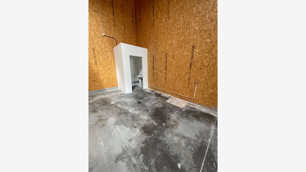 A louer entrepôt 190m² à Castine-en-Plaine
