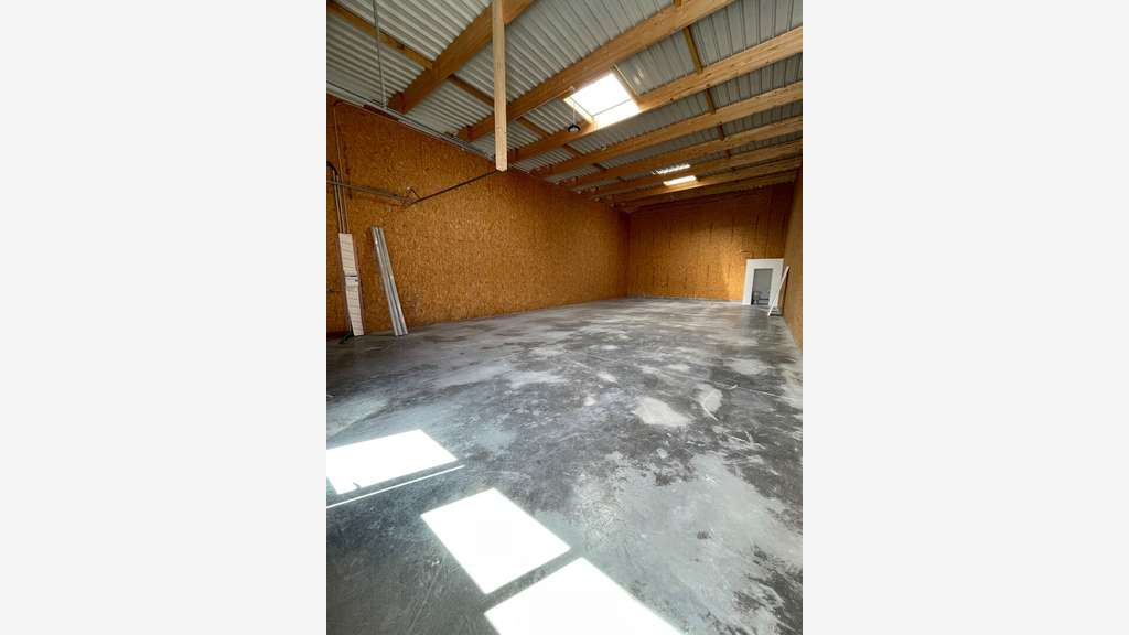 A louer entrepôt 190m² à Castine-en-Plaine