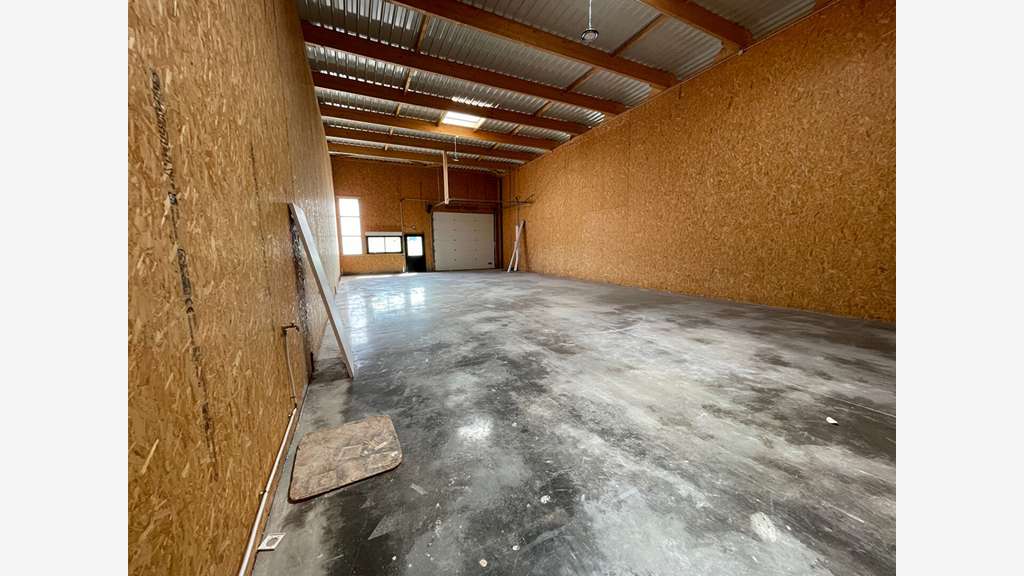 A louer entrepôt 190m² à Castine-en-Plaine