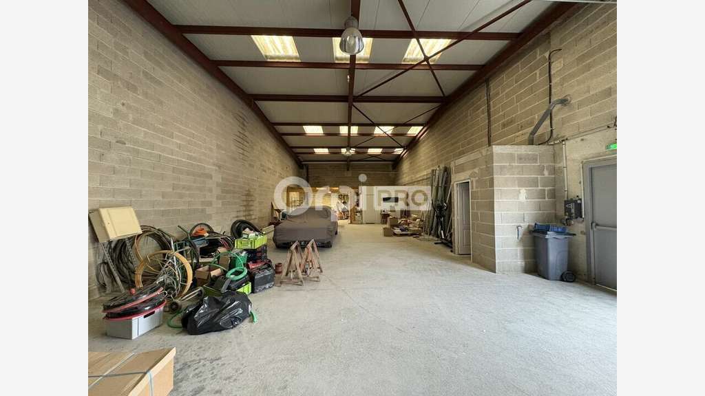 Entrepôt 200m² avec bureau à louer à Champfleury
