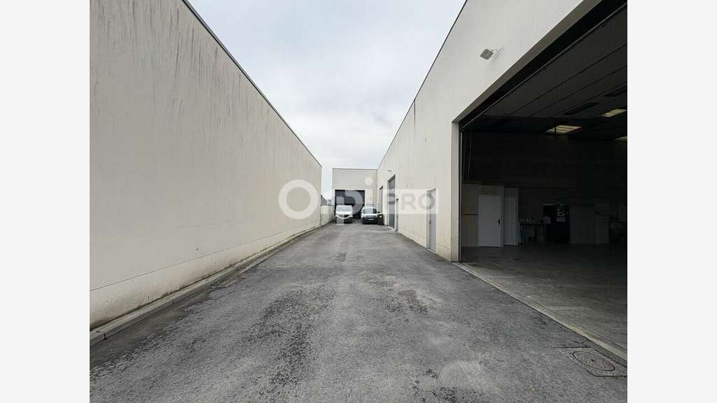 Entrepôt 200m² avec bureau à louer à Champfleury
