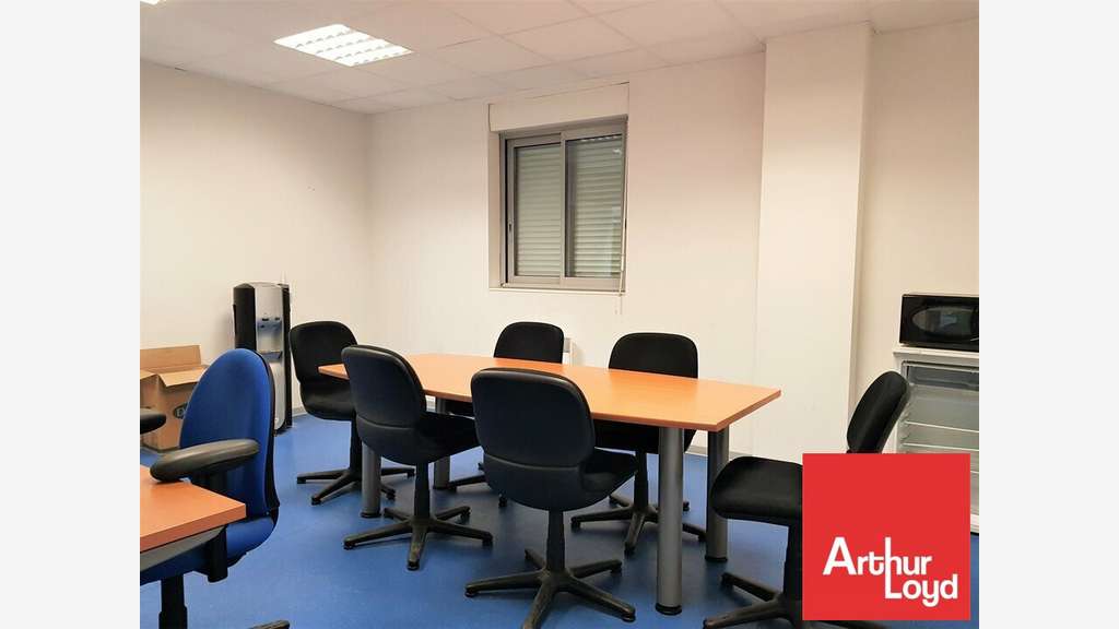 A louer entrepôts 1939m² à Chasseneuil-du-Poitou