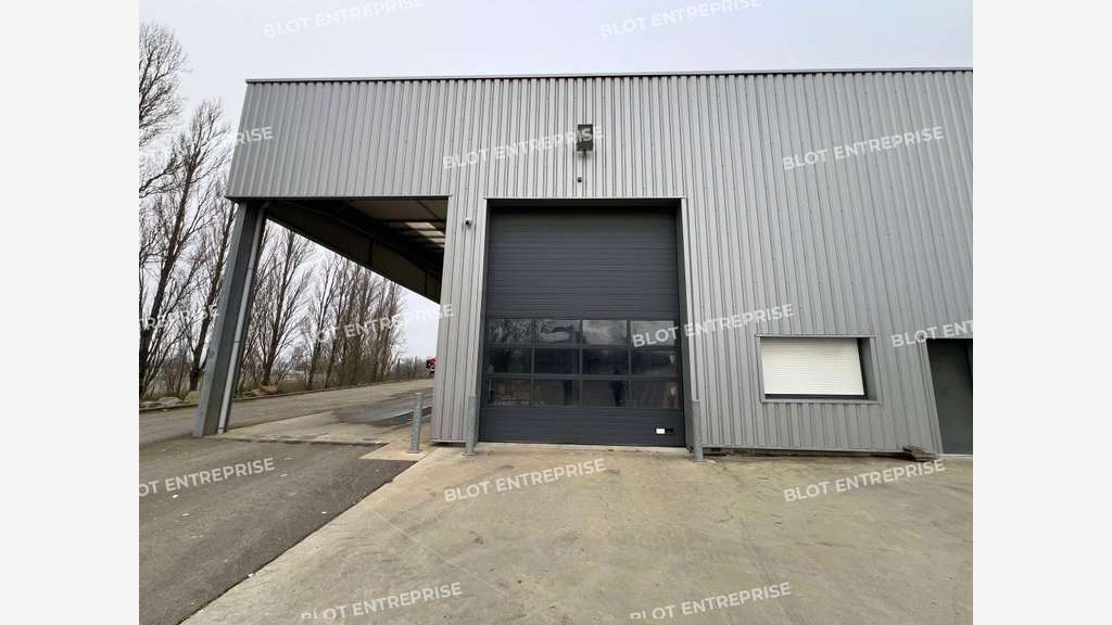 A louer entrepôt et bureaux 159m² à Châteaubourg 