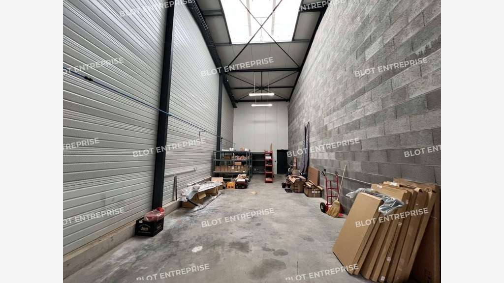 A louer entrepôt et bureaux 159m² à Châteaubourg 