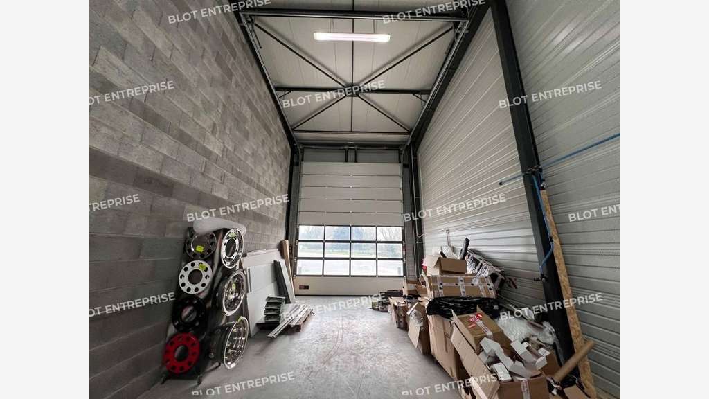 A louer entrepôt et bureaux 159m² à Châteaubourg 