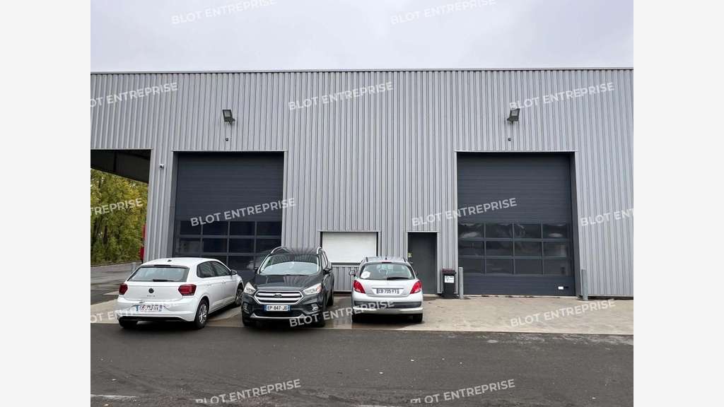 A louer cellule 241m² et bureaux à Châteaubourg