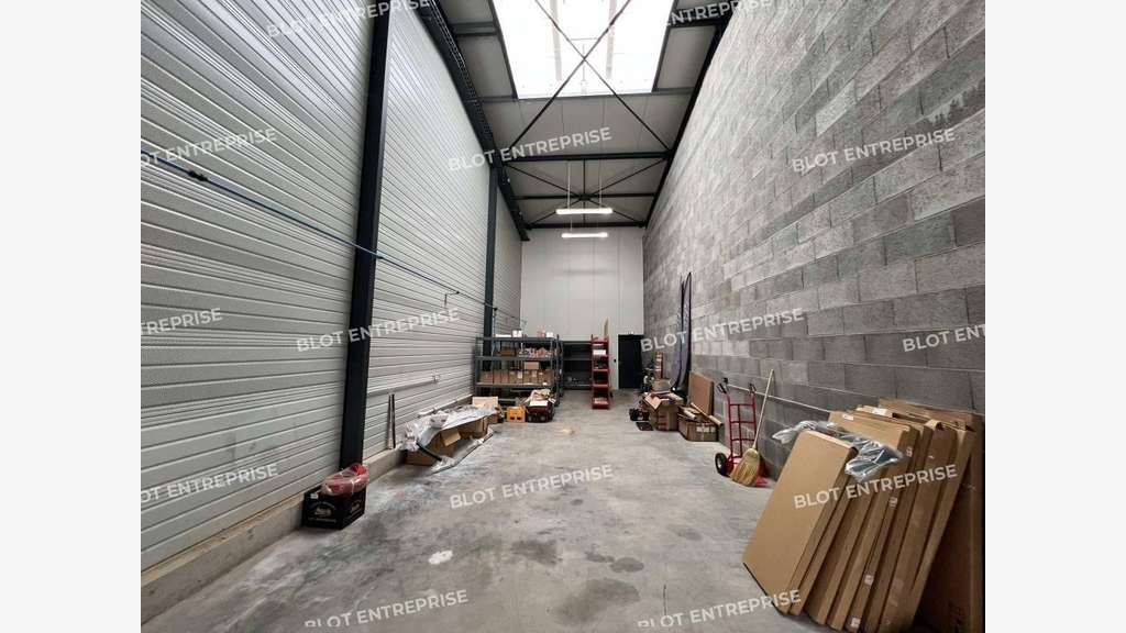 A louer cellule 241m² et bureaux à Châteaubourg