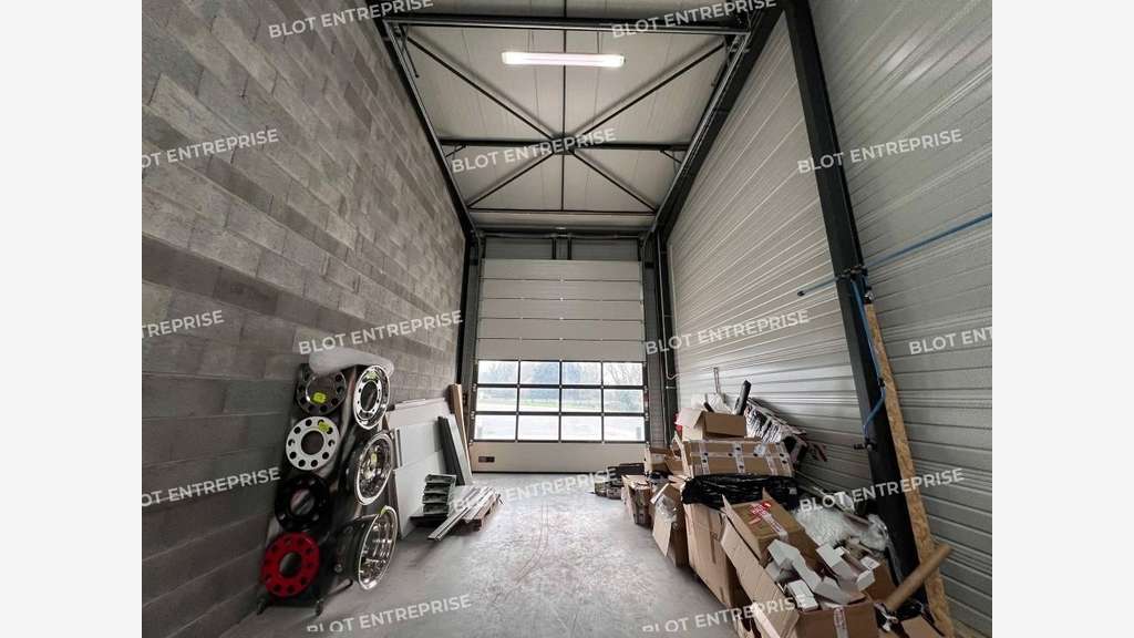 A louer cellule 241m² et bureaux à Châteaubourg