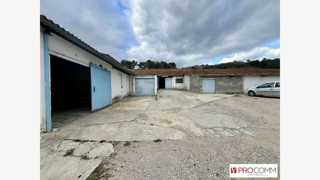 Entrepôt de stockage 900m² à louer à Fontvieille