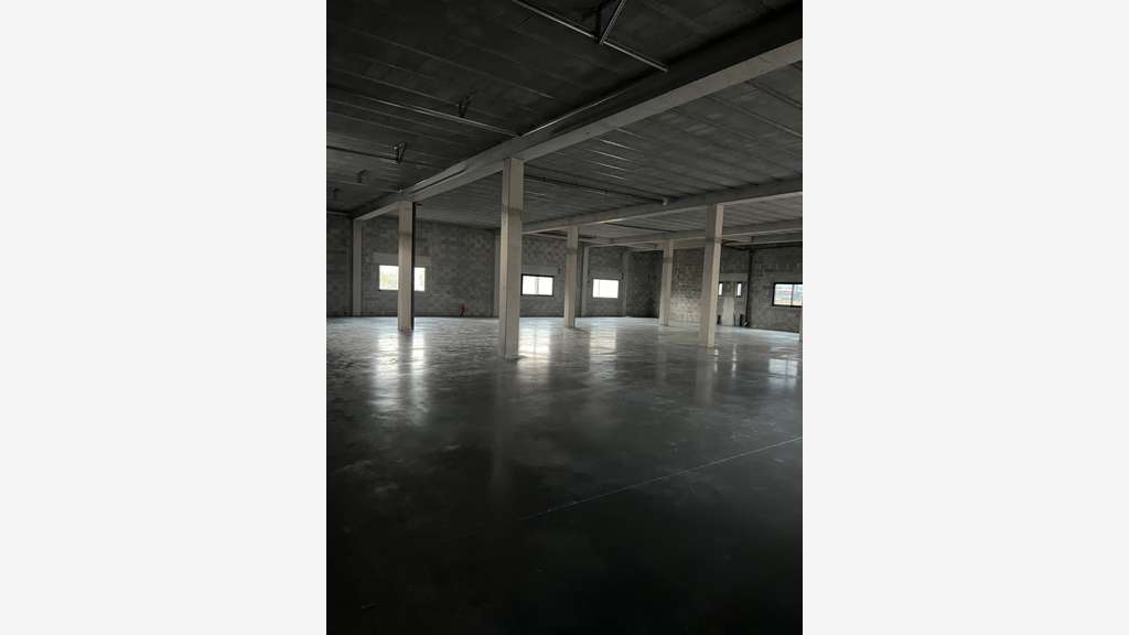 A louer entrepôt 355m² Hyères Pôle Saint-Martin