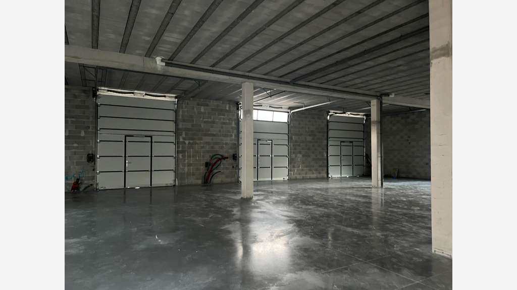A louer entrepôt 355m² Hyères Pôle Saint-Martin