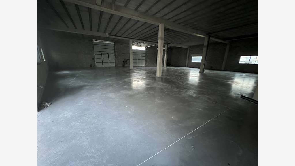 A louer entrepôt 355m² Hyères Pôle Saint-Martin