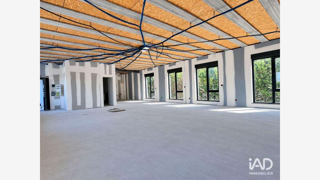 A louer entrepôt et bureaux à Beychac-et-Caillau